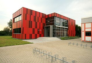 Einhardschule, Seligenstadt Foto einer Außenansicht der Einhardschule in Seligenstadt. Man sieht eine rote Fassade.