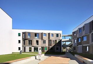Studentendorf Adlershof Berlin Foto des Studentendorfes Adlershof in Berlin. Man sieht mehrere Holzgebäude.