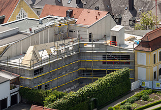 Aufstockung Ingolstadt Foto der Montage von LENO-Brettsperrholzelementen. Aufstockung in Ingolstadt.