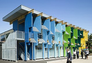 Community School, Longford Foto eines Schulgebäudes mit bunten Fassadenelementen aus Furnierschichtholz.