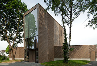 Kirche KGK Immanuelkirche Köln Foto einer Außenaufnahme der Immanuelkirche in Köln. Diese hat eine Holzfassade und ein Flachdach und einen je seitlichen Anbau aus Holz.