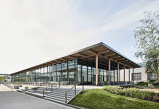 Mitarbeiterrestaurant Allendorf Außenaufnahme des Mitarbeiterrestaurants Viessmann in Allendorf: Zu sehen ist ein Gebäude mit vielen Glasflächen und Flachdach.