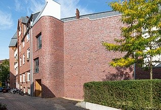 Wohnhaus Hamburg Foto eines Holzhauses mit Klinkerfassade.