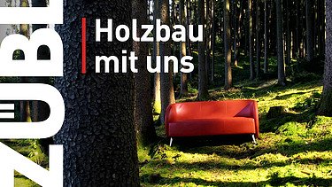 Holzbau mit uns – ZÜBLIN Timber Foto von einer roten Couch, die im Wald steht. Coverbild des Imagefilmes von ZÜBLIN Timber.