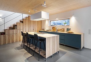 Wohnhaus Nürnberg Foto eines Küchenwohnraumes mit sichtbarer LENO-Brettsperrholzdecke.