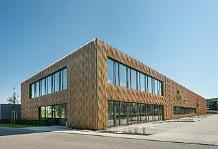 Logistikzentrum Elobau, Leutkirch Foto einer Lagerhalle aus Holz und mit Holzfassade. Logistikzentrum Elobau, Leutkirch.