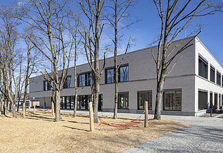 Vinzenz-Pallotti-Schule, Friedberg Außenaufnahme der Vinzenz-Pallotti-Schule in Friedberg. Man sieht ein großes, weißes Gebäude mit Flachdach.